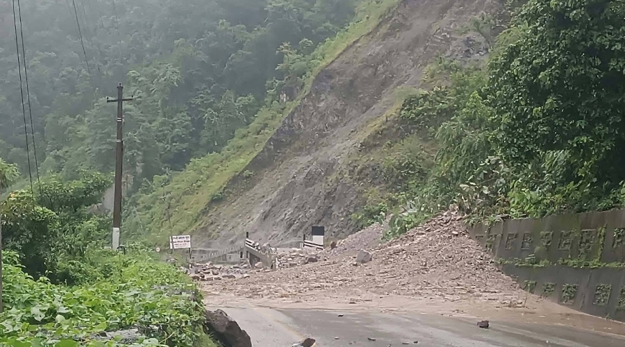 पहिरोका कारण मुग्लिन–नारायणगढ सडक अवरुद्ध