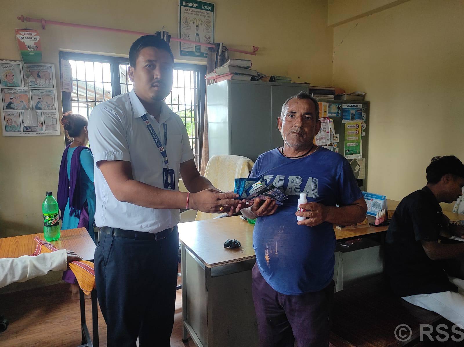 चन्द्रपुरमा लम्पी स्किनविरुद्ध निःशुल्क औषधि वितरण
