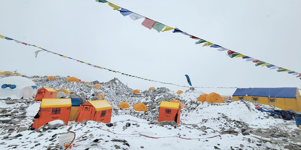 अनुकूल मौसमको प्रतीक्षामा सयौँ सगरमाथा आरोही