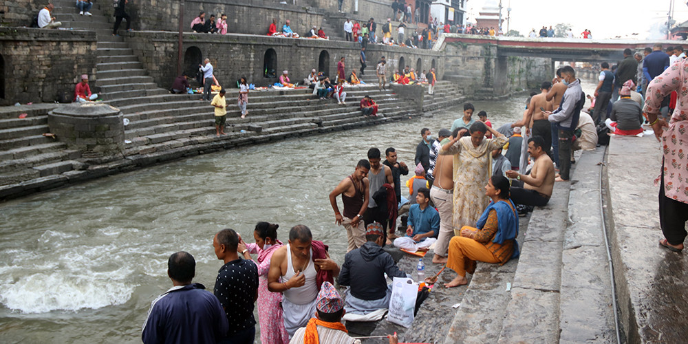 पशुपतिनाथलगायत देशभरका मठ मन्दिरमा डोरो बाँध्ने भक्तजनको घुइँचो