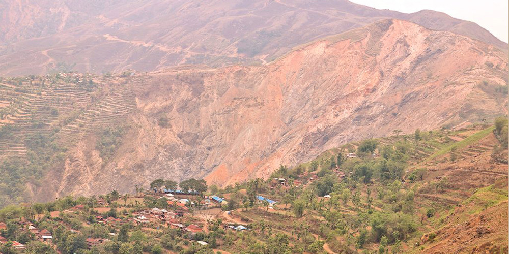 ‘गाउँको शिरमा भिर छ, कतिबेला खस्ने हो भन्ने पिर छ’
