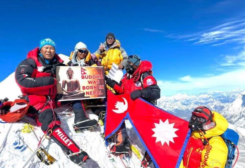 तीनसय ९५ जनाले गरे सगरमाथा आरोहण