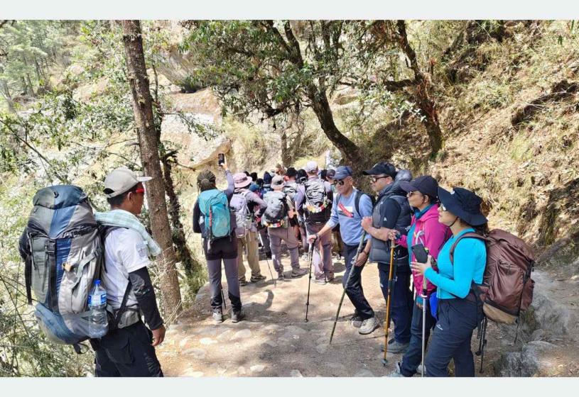 खुम्बुमा एकैदिन सात सय पर्यटकको आगमन