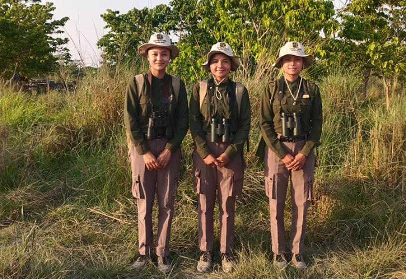 चितवन निकुञ्ज क्षेत्रमा साहसिकतामा रमाउँदै ‘नेचर गाइड’ महिला