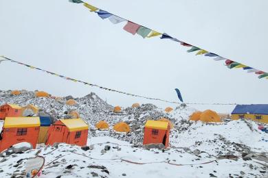 अनुकूल मौसमको प्रतीक्षामा सयौँ सगरमाथा आरोही