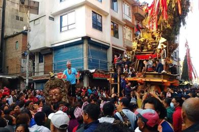 महिलाले ताने रातो मच्छिन्द्रनाथको रथ