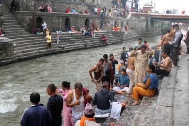 पशुपतिनाथलगायत देशभरका मठ मन्दिरमा डोरो बाँध्ने भक्तजनको घुइँचो
