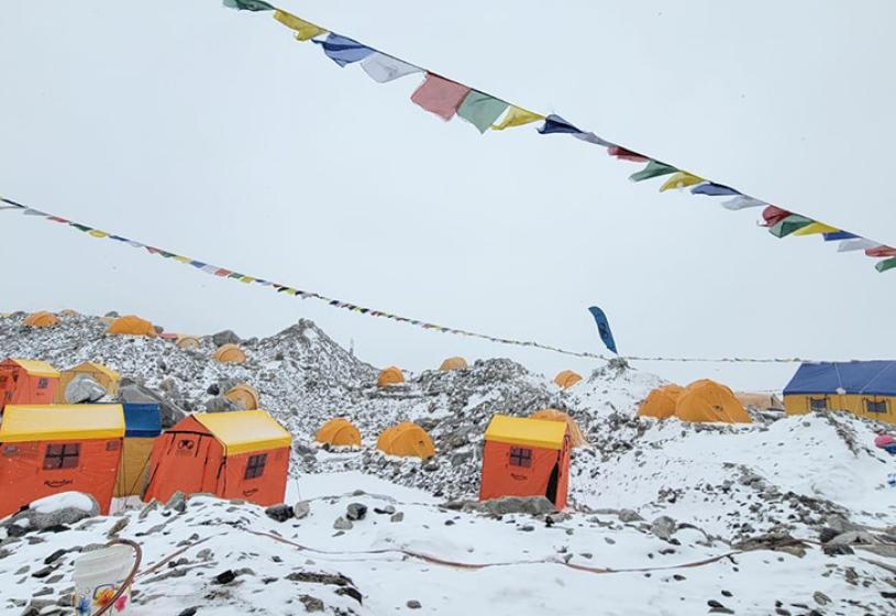 अनुकूल मौसमको प्रतीक्षामा सयौँ सगरमाथा आरोही