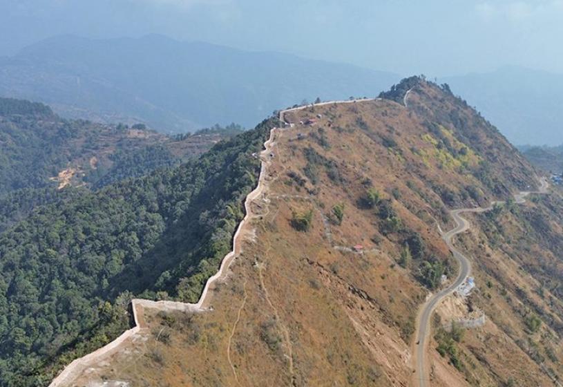 पर्यटकका रोजाइमा‘ तुवाचुङ मिनी ग्रेटवाल’