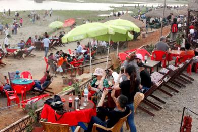 सौराहामा आन्तरिक पर्यटकको चहलपहल बढ्यो