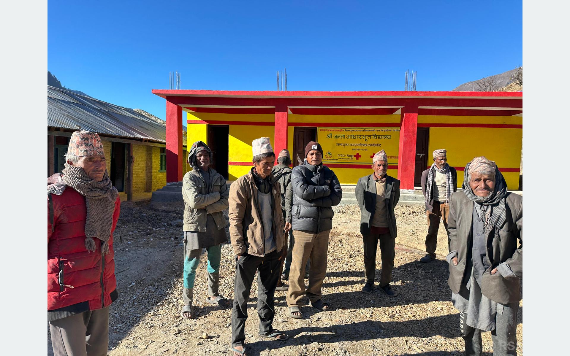 बालबालिकाले पक्की भवनको कक्षा कोठामा बसेर पढ्न पाउँदा...