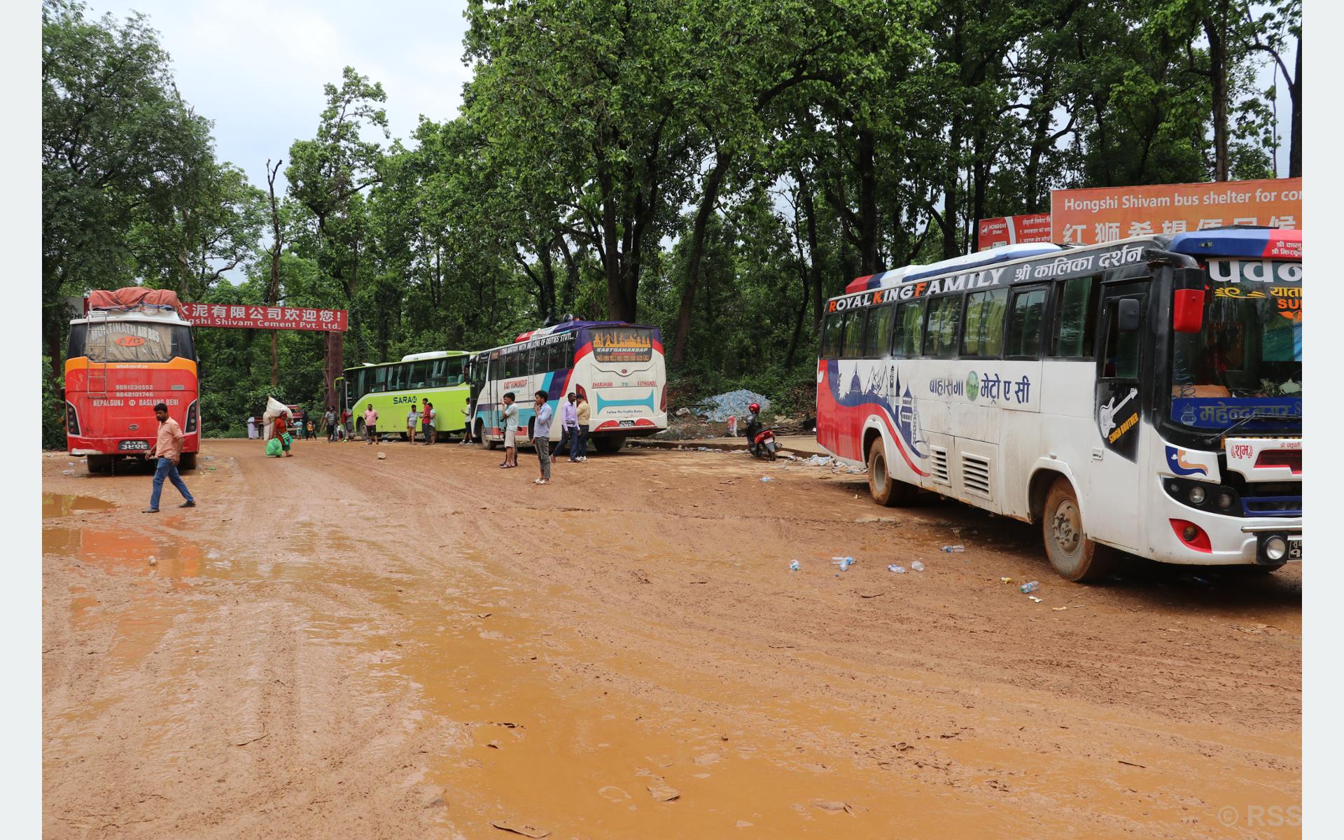 दाउन्ने–दुम्कीवास सडकको वैकल्पिक मार्ग पनि अवरुद्ध