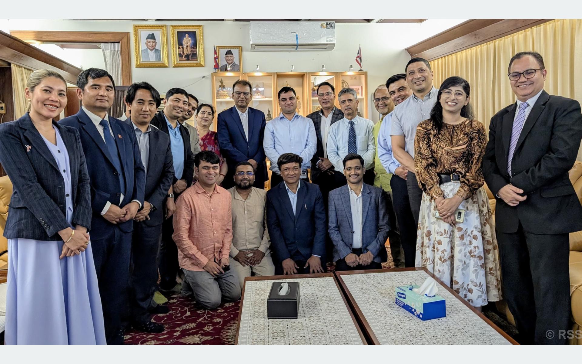 थाइल्याण्डमा क्रियाशील नेपाली स्वास्थ्यकर्मीसँग मन्त्री पौडेलद्वारा सुझाव सङ्कलन