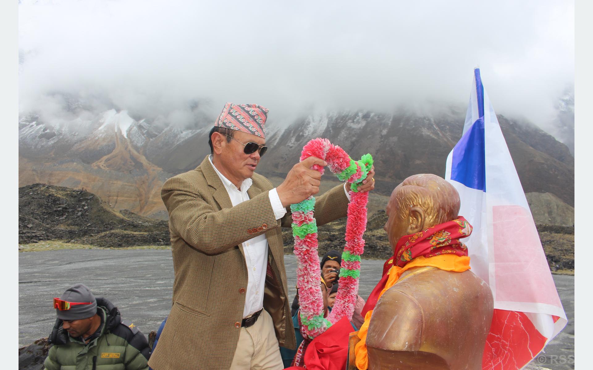 अन्नपूर्ण आधार शिविरमा प्रथम आरोहीको सालिक अनावरण