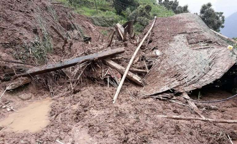 पहिरोले एक घर पूर्णरूपमा क्षतिग्रस्त