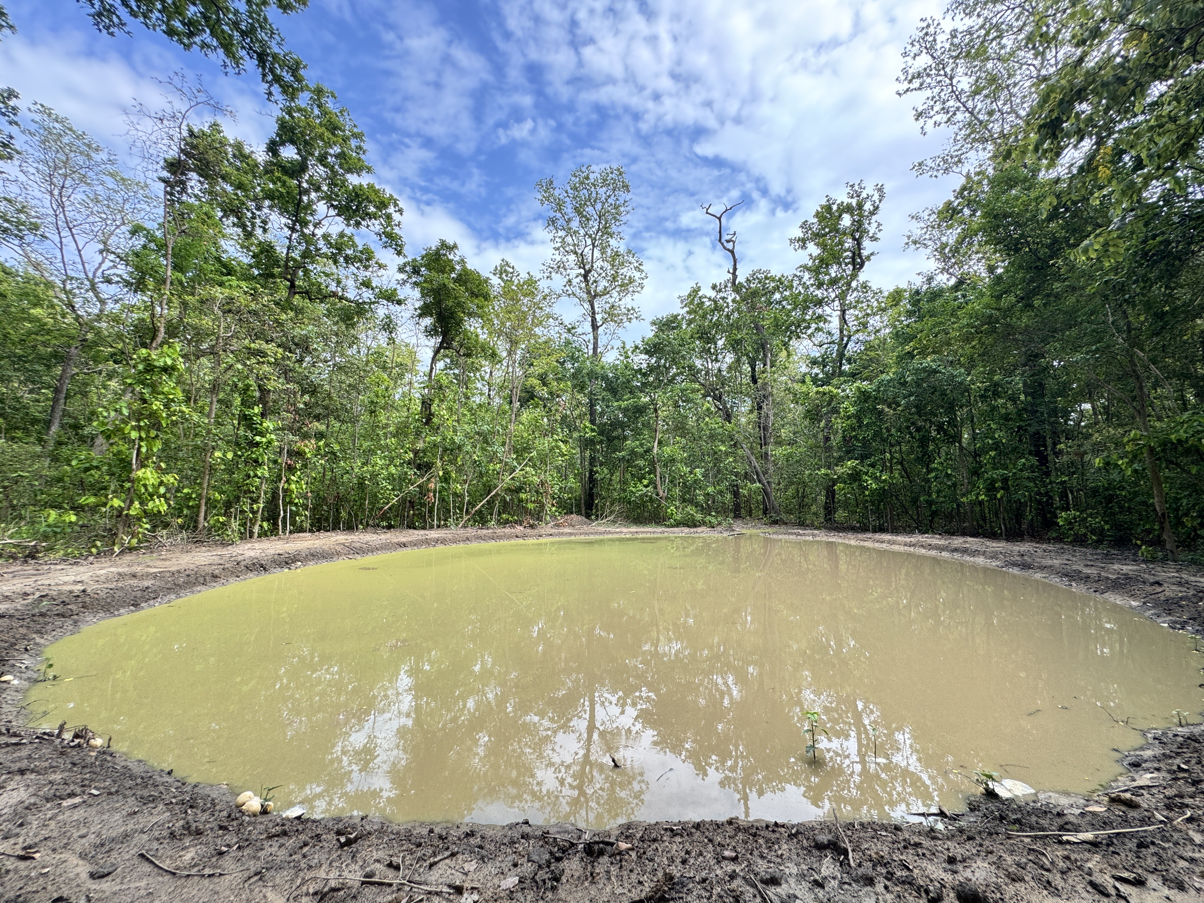 वन्यजन्तुका लागि पानी खान पोखरी निर्माण