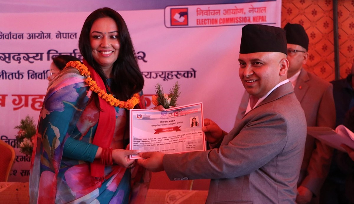 समानुपातिक सांसदले पाए निर्वाचित भएको प्रमाणपत्र