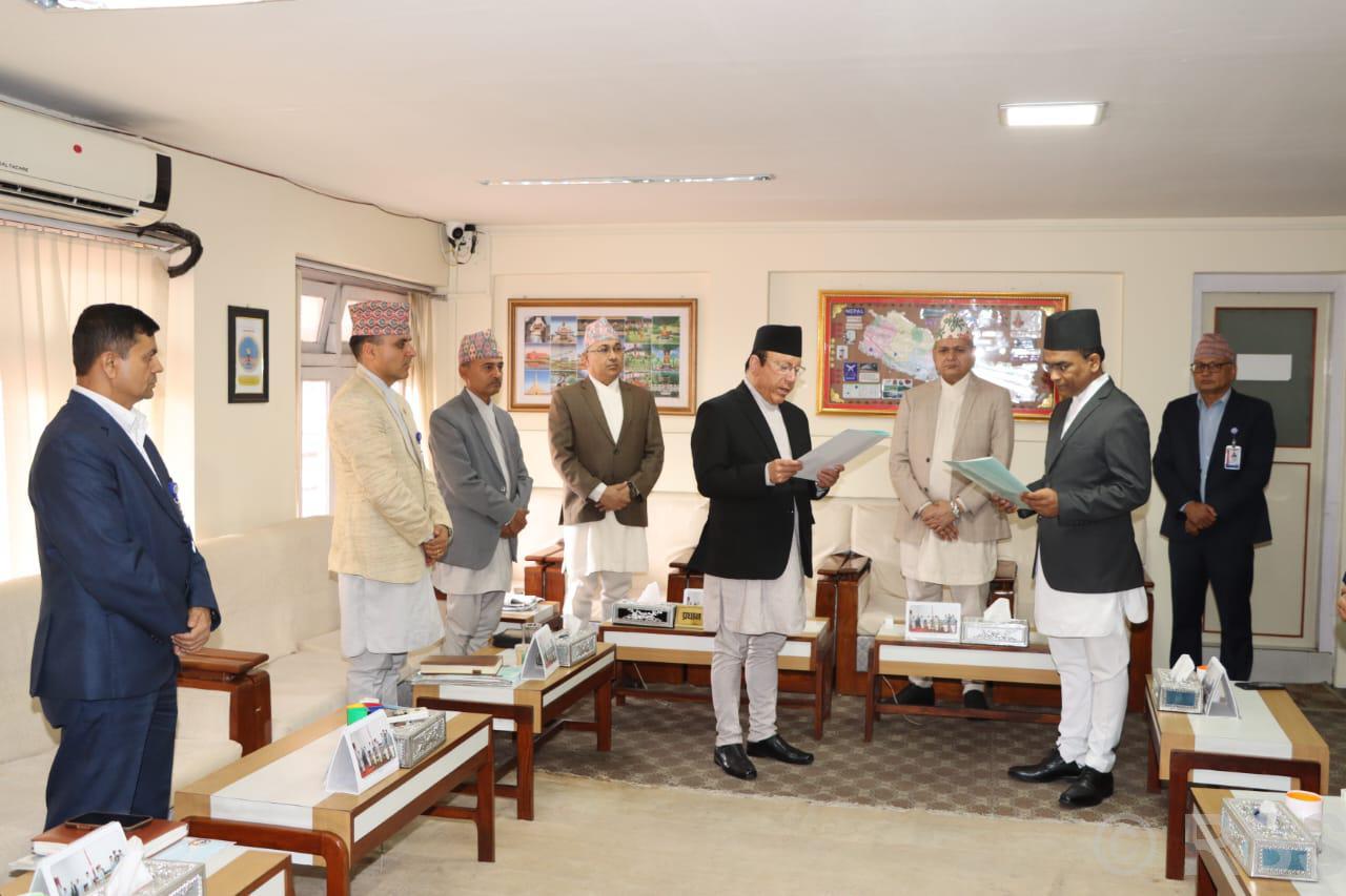 प्रधानन्यायाधीश राउतद्वारा नवनियुक्त गभर्नरमा डा पौडेललाई शपथ
