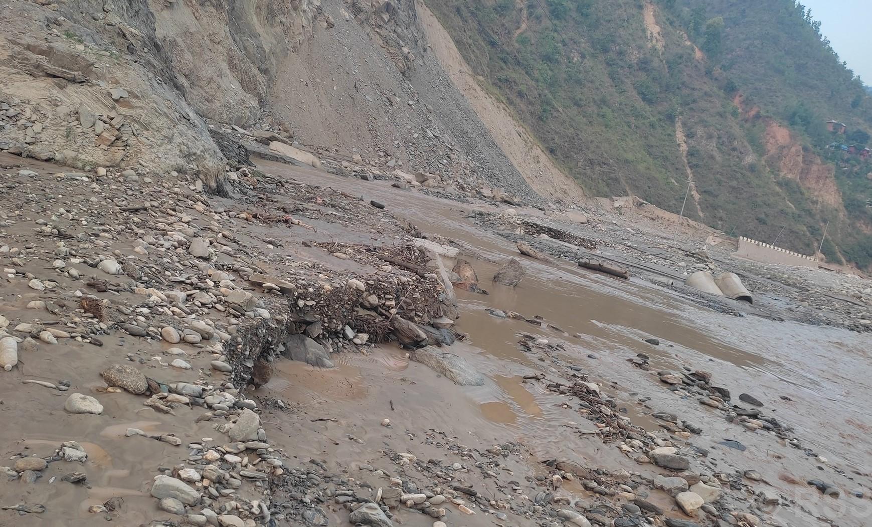 देशका विभिन्न राजमार्ग र सडक खण्डमा अझै यातायात अवरुद्ध, सडक खुलाउने कार्य उच्च प्रथामिकतामा