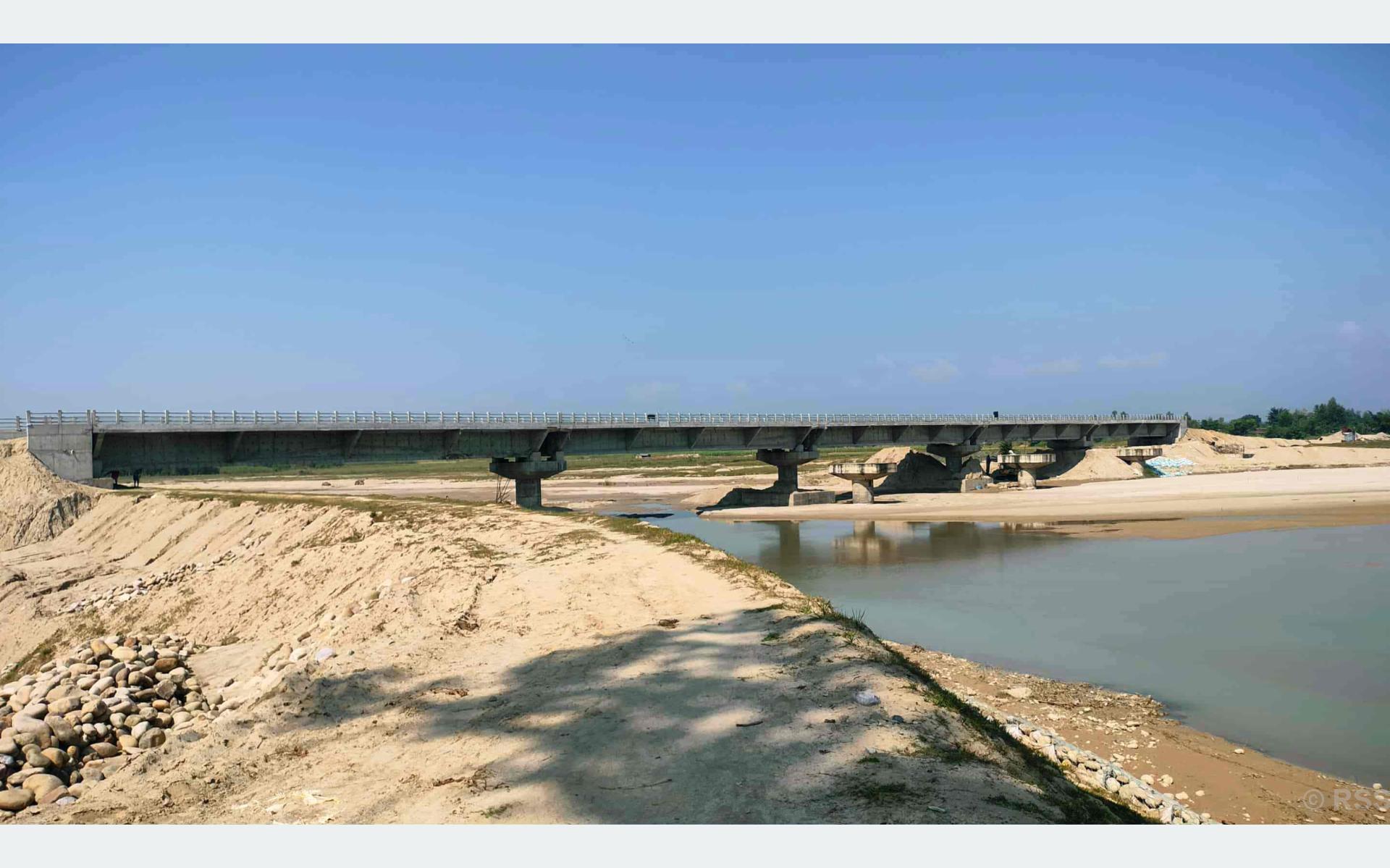 दोदा नदीमा निर्माणाधीन पुलको काम ९० प्रतिशत पूरा