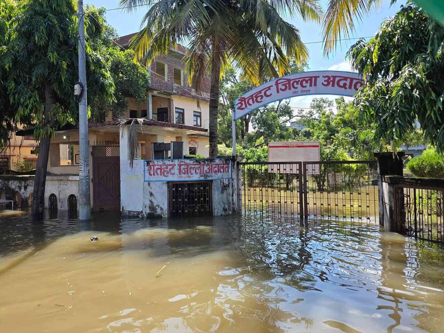 भारी वर्षाका कारण रौतहटको महेशपुर गाउँ डुबानमा