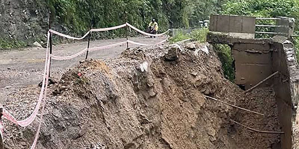 पृथ्वीराजमार्गको आँबुखैरेनीमा सडक भासियो