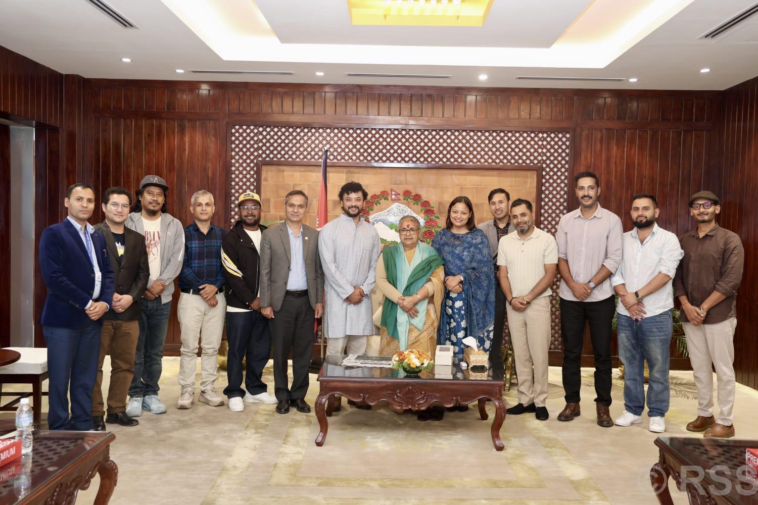 प्रधानमन्त्री कार्कीले कलाकारसँग भनिन्– ‘दुष्प्रचार चिर्नका लागि भूमिका खेलिदिनुहोस्’