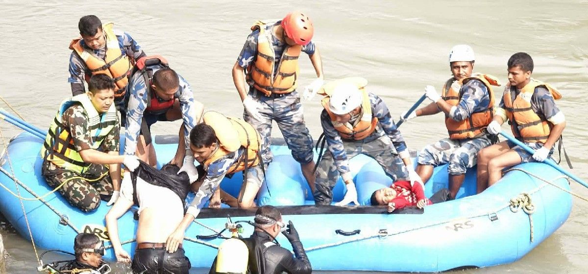 विपद्का बेला मानवीय उद्धारको नेतृत्व गर्दै सशस्त्र प्रहरी