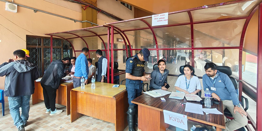 दशरथ रङ्गशालामा सुकुमवासीको ‘स्क्रिनिङ’ : चार परिवारलाई कीर्तिपुर पठाइयो