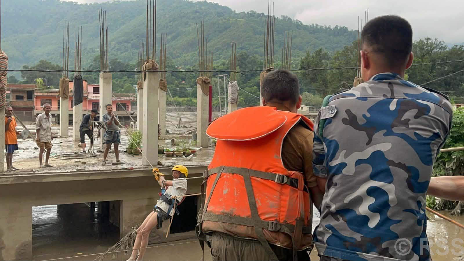 भोटेकोशी बाढीः खोज, उद्धारका लागि १५ सय बढी सशस्त्र प्रहरी परिचालन