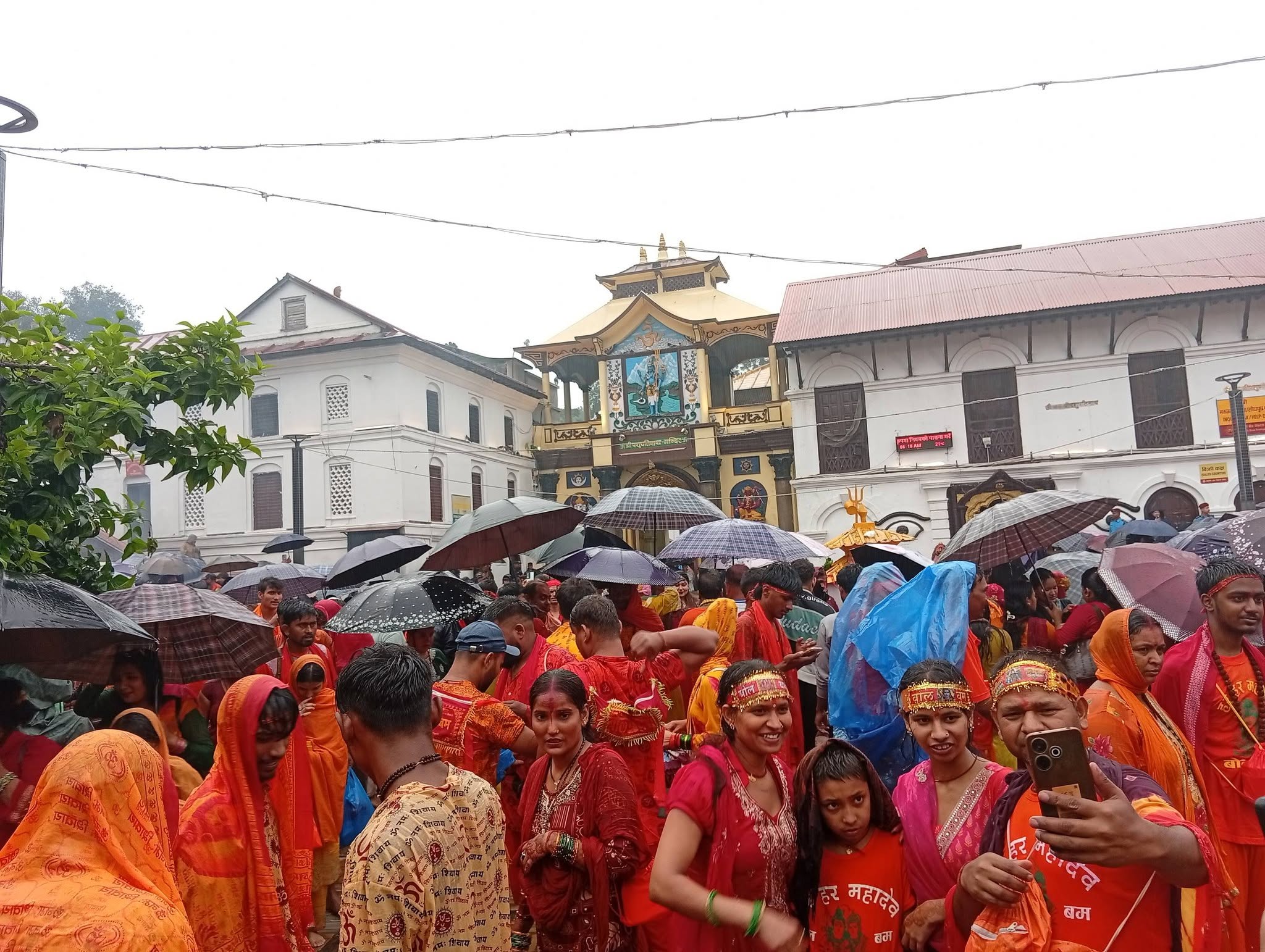 पशुपतिनाथमा दर्शनार्थीको ओइरो