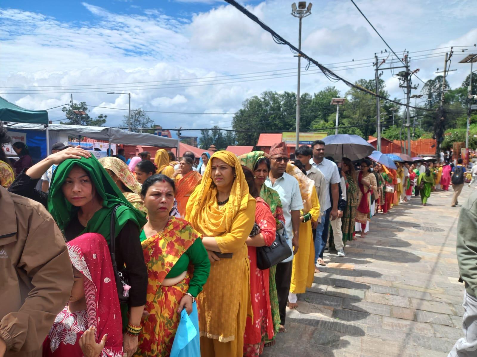 साउनको पहिलो सोमबारः बढ्यो पशुपतिनाथमा भक्तजनको लाम