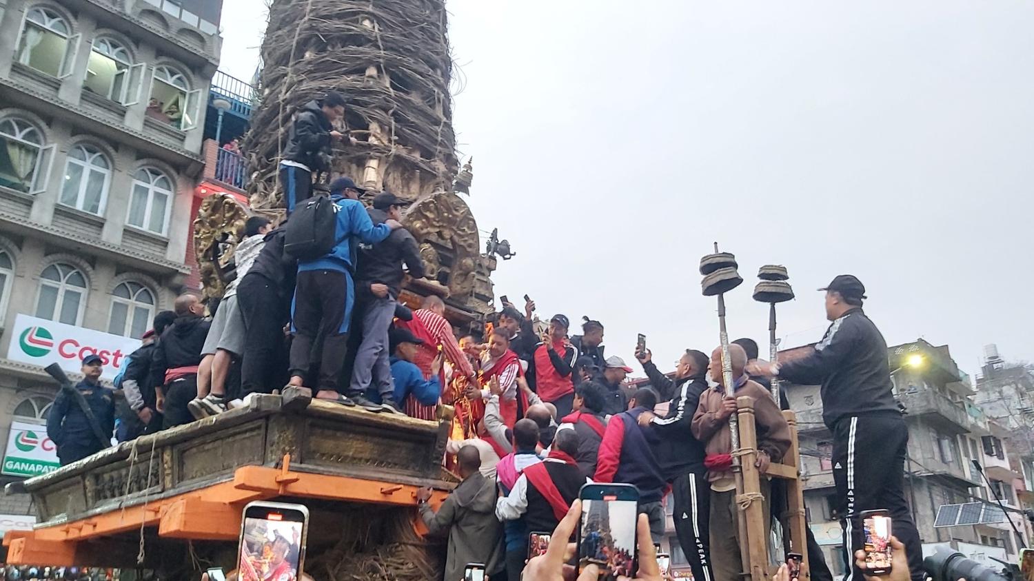 वर्षा र सहकालका देवता सेतो मच्छिन्द्रनाथको रथयात्रा सञ्चालनमा जुट्यो कामपा