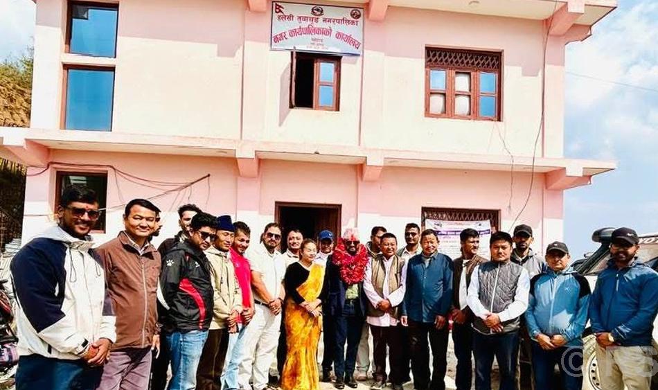 हलेसी तुवाचुङ नगरपालिकाले विस्थापित नागरिकको आवास बनाउन सहयोग गर्ने
