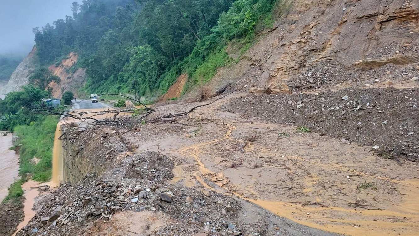 बाढीका कारण सिद्विचरण राजमार्ग पूर्ण रूपमा अवरुद्ध