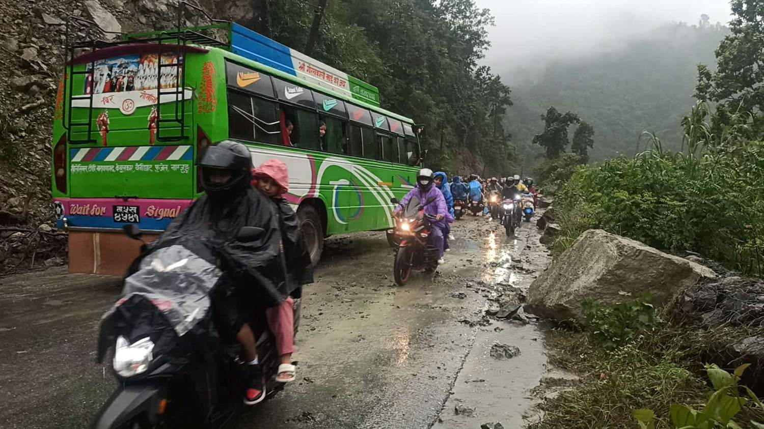 राजमार्गमा रोकिएका सवारीसाधनलाई गन्तव्यसम्म पुर्‍याउन गृह मन्त्रालयको निर्देशन