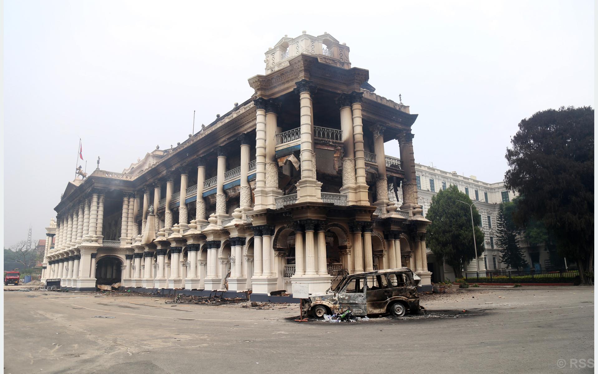 तोडफोड र आगजनीपछि सिंहदरबारको अवस्था : अधिकांश मन्त्रालयका महत्त्वपूर्ण संरचनामा अपुरणीय क्षति, लुटियो कयौं सामग्री