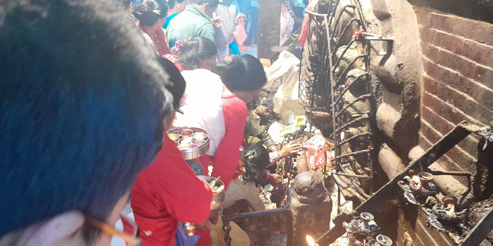 तलेजु मन्दिर खुल्लाः बिहानैदेखि दर्शनार्थी घुइँचो