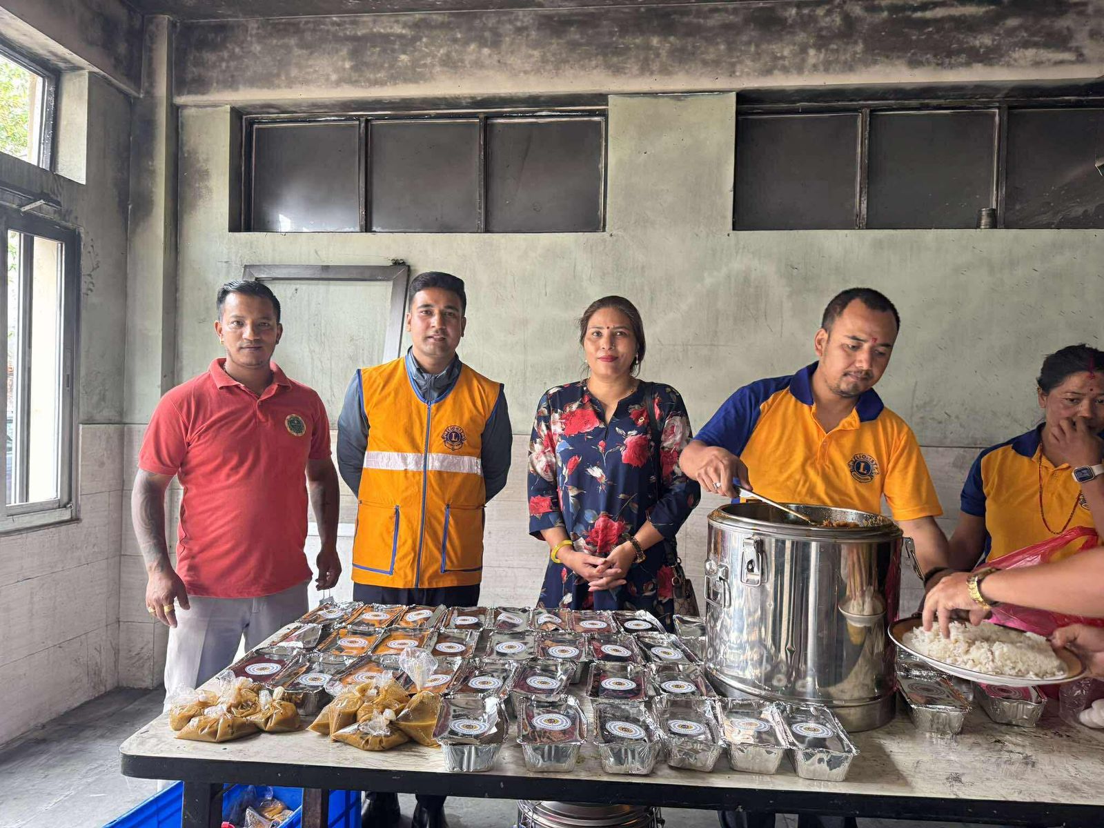 प्रहरीलाई लायन्स र लियो क्लबद्वारा भोजन वितरण