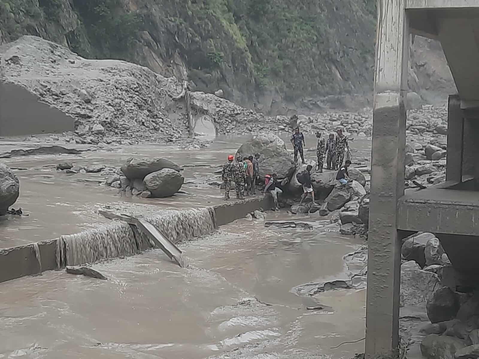 रसुवा बाढीमा बेपत्ताको खोजीकार्य जारी