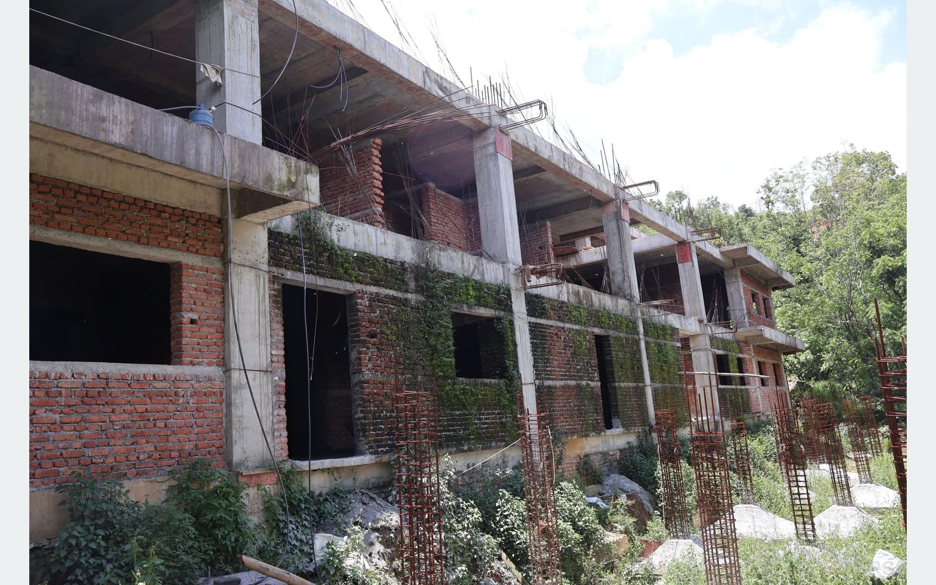 दुईवर्षमा सक्नुपर्ने बागलुङ नगर अस्पताल भवन, चारवर्षमा आधा काम