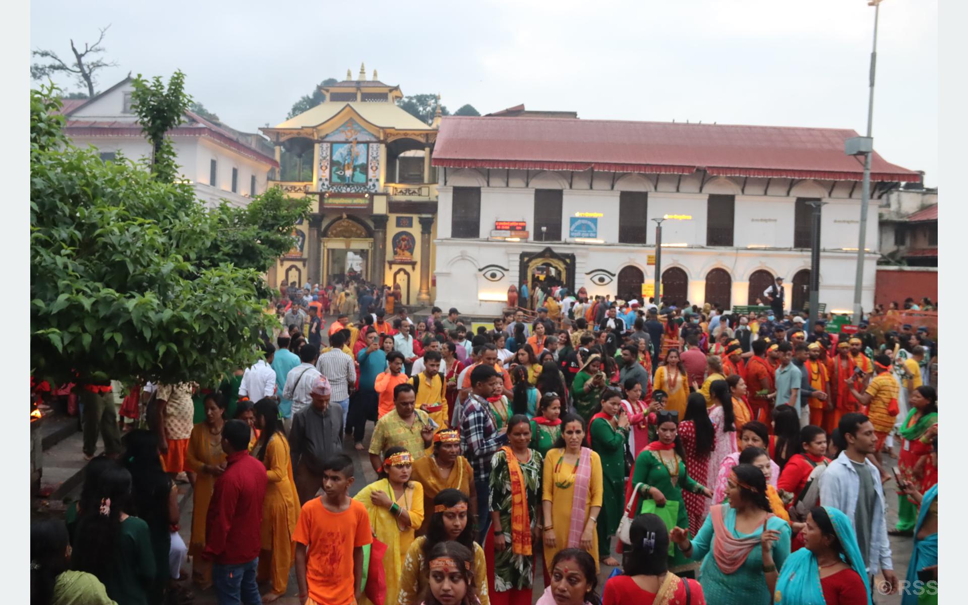 आज साउनको तेस्रो सोमबारः पशुपतिनाथलगायत देशभरका शिवालयमा भक्तजनको घुइँचो