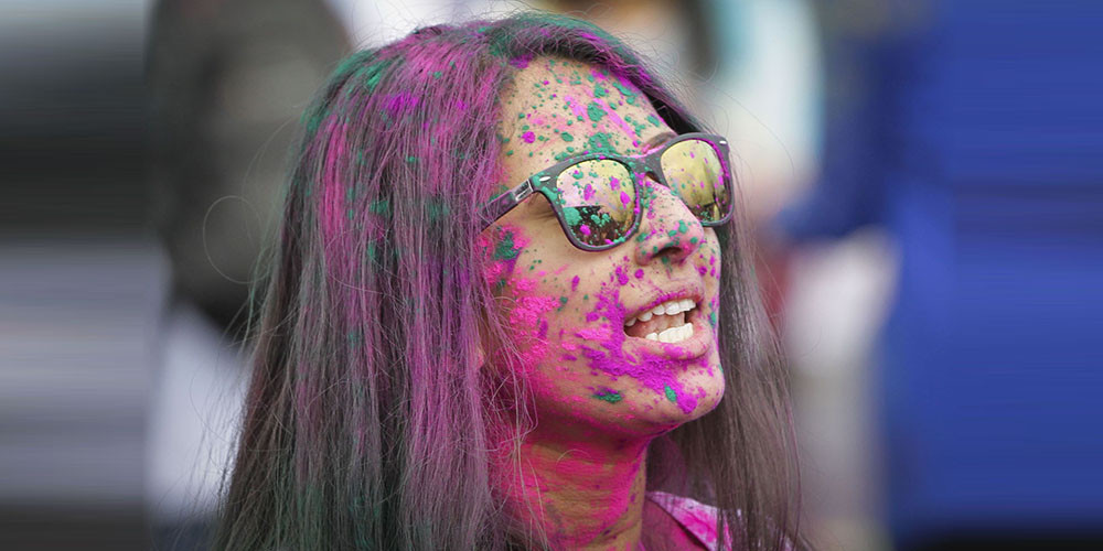 छाला जोगाएर रङ खेलौँ 