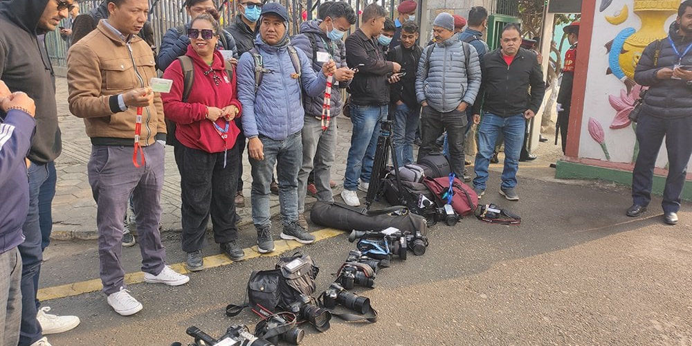 प्रजातन्त्र दिवसमा पत्रकारहरूलाई निषेध गरेको भन्दै क्यामरा डाउन