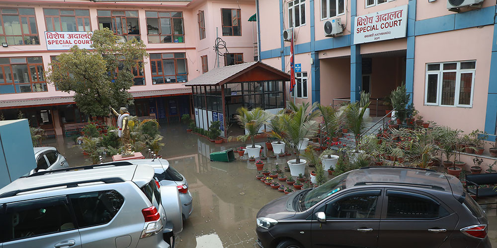 खानेपानीको पाइप फुट्दा बबरमहल क्षेत्र जलमग्न (तस्बिरसहित) 