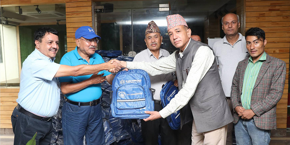 एसएस फाउण्डेशनद्वारा दोलखाका विद्यालयलाई झोला सहयोग