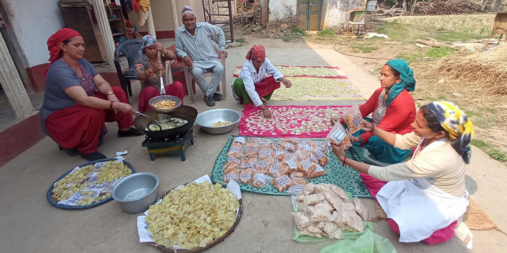 चिप्स उत्पादन गर्दै रामपुरका महिला