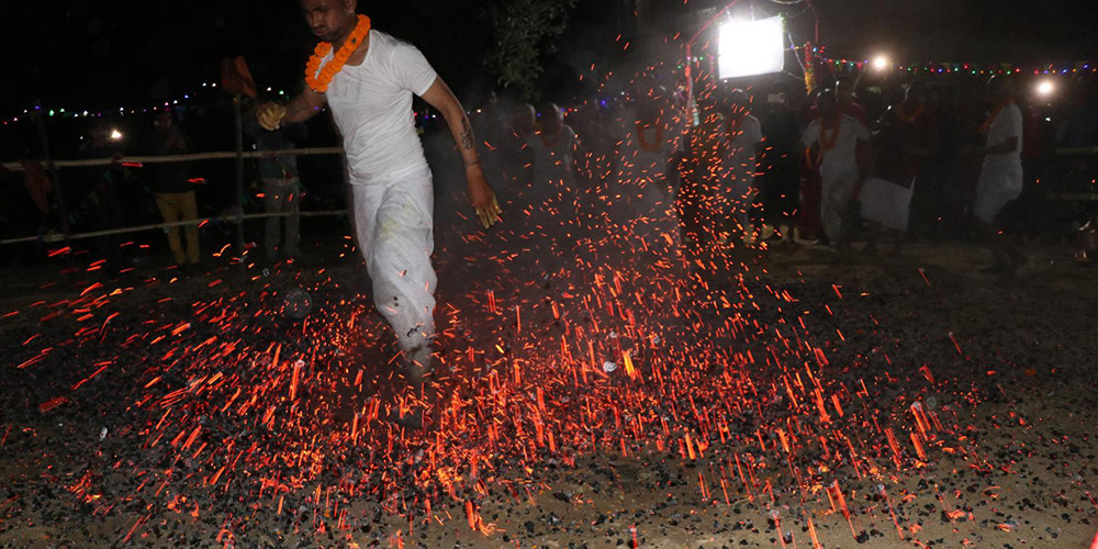 वायु उतार्ने भन्दै आगोको भुङ्ग्रोमाथि अनौठो नाच
