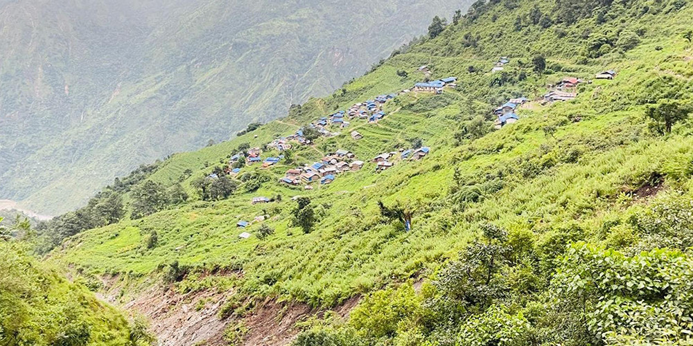 जमिन भासिँदै गएपछि खानीगाउँ पहिरोको जोखिममा