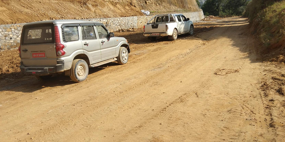बागलुङका स्थानीय तह सडक मर्मत गर्दै